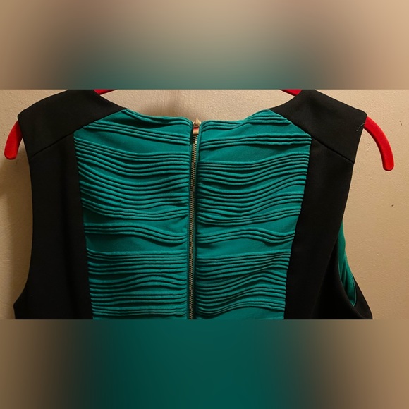 ☘️ Dana Buchman green and black dress. Lined and very well made. - Picture 2 of 13